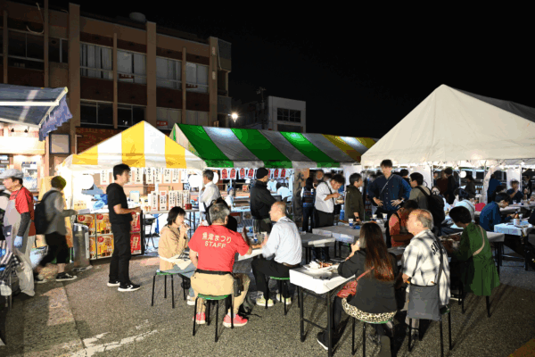 「えっ、もう売り切れ！？」と話題に～魚津駅前屋台『秋酒と紅ズワイ』～２０分でカニ完売、地酒は空瓶の山　大盛況で幕閉じる