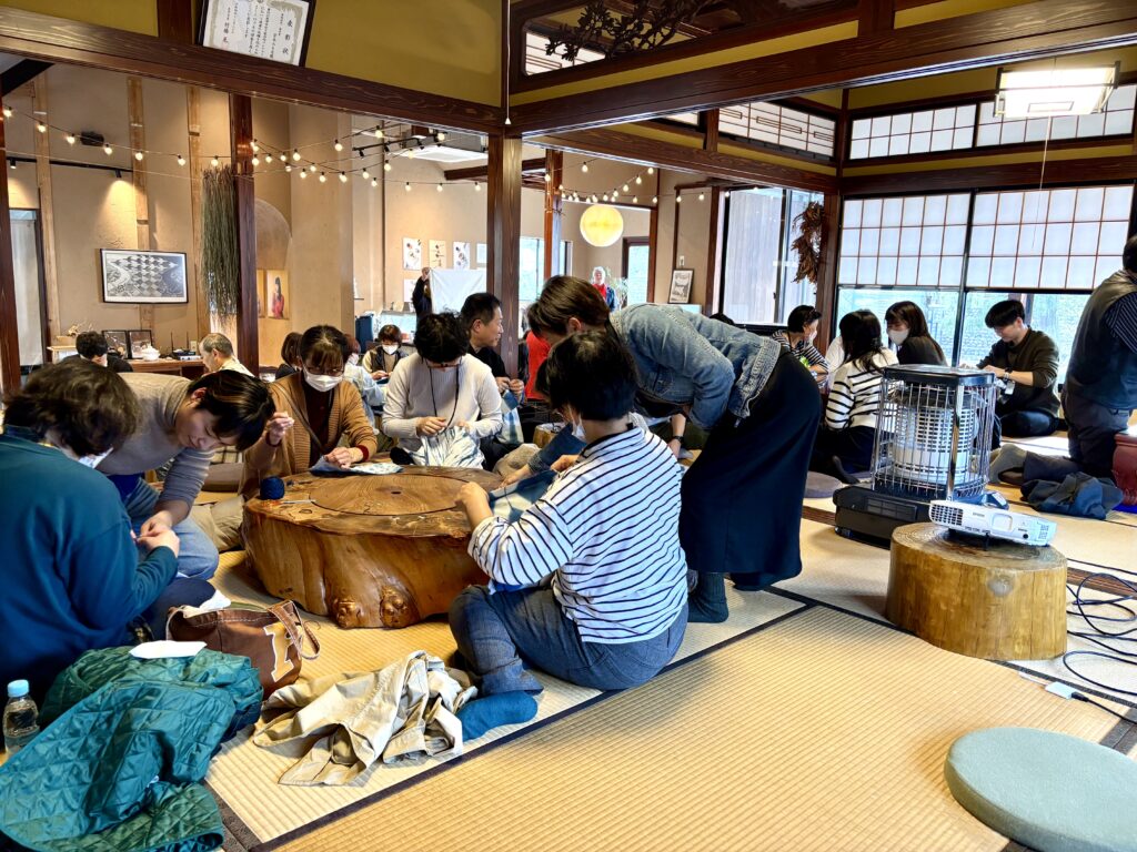裁縫して、あずま袋を作る参加者たち
