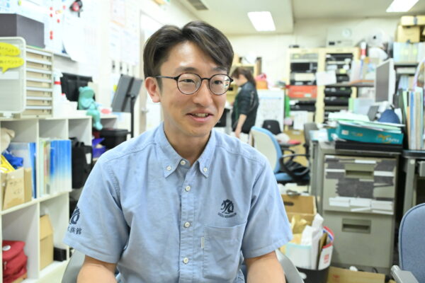 〈インタビュー〉魚津水族館の飼育係長・草間啓さんに聞く、『謎多きホタルイカの世界』