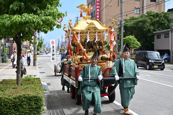 地域発展を祈願「魚津神社春季例大祭」が開幕　6月6日まで120超の露店が立ち並ぶ