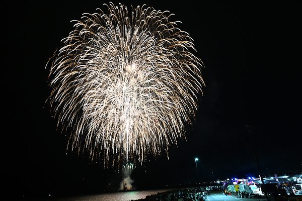 熱狂の3日間、「じゃんとこい魚津祭り」。ユネスコ登録の「たてもん祭り」にジャズや花火、市民総出の踊りも。街全体が一年で最も盛り上がる