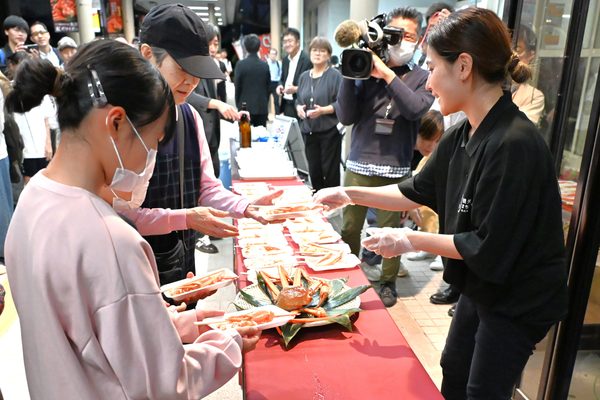 大人気のため30分で終了！魚津産紅ズワイガニの振る舞い。「紅ズワイガニの街・魚津」の本格PRに向けて好調な出だし。10月1日からは「魚津❝カーニ❞バル2026」が開幕